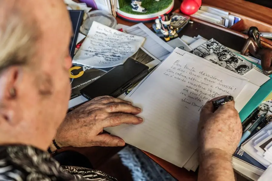 Lino Banfi mentre scrive la poesia dedicata a papa Leone XIV: «Mi piacerebbe molto conoscerlo»
