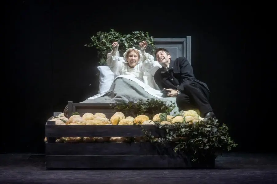 Lino Guanciale and Giulia Lazzarini in a scene, world premiere at the Piccolo Teatro Strehler from 4 March.