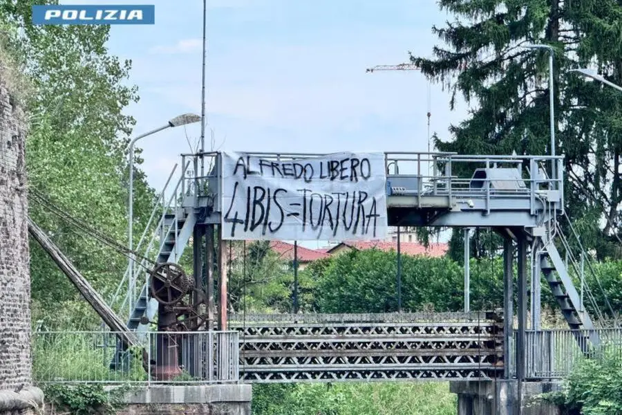 Banner with the writing \"Alfredo free. 41bis = torture\"in reference to the story of Alfredo Cospito, posted on the bridge of a canal in the green area of ​​via Ormaneto in Padua 11 July 2025. ANSA