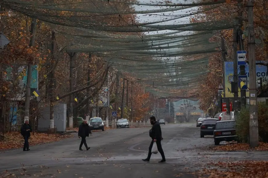 Le reti di protezione anti-drone in una strada di Kherson. , REUTERS
