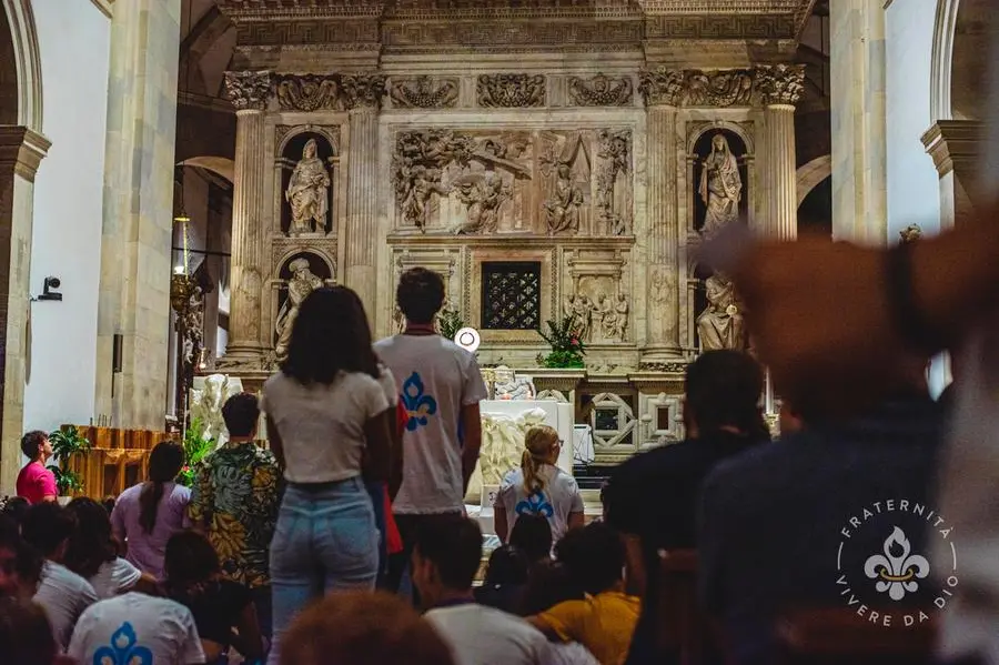 Un momento dell'adorazione eucarisatica dei giovani di Fraternità