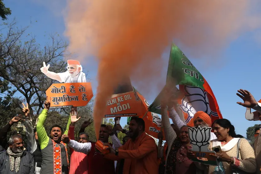 epa11881928 Bharatiya Janata Party (BJP) party workers celebrate the party's lead in votes for the Delhi Assembly elections, at the party headquarters in New Delhi, India, 08 February 2025. According to the results trends, the BJP is leading in the Delhi State assembly elections. EPA/RAJAT GUPTA