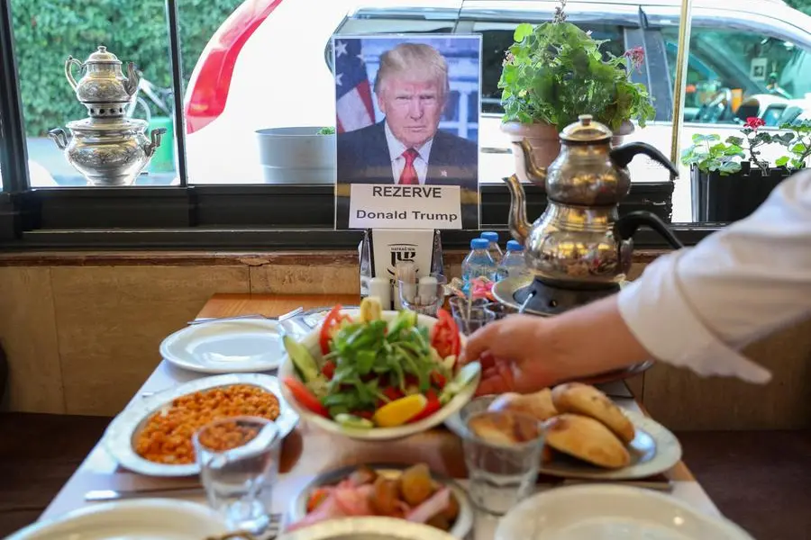 Il posto simbolicamente riservato a Donald Trump in un ristorante di Ankara.