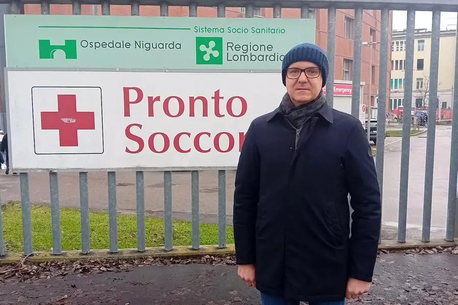 Valentino Giola davanti all\\'ospedale Niguarda di Milano dopo aver fatto visita al figlio Giuseppe