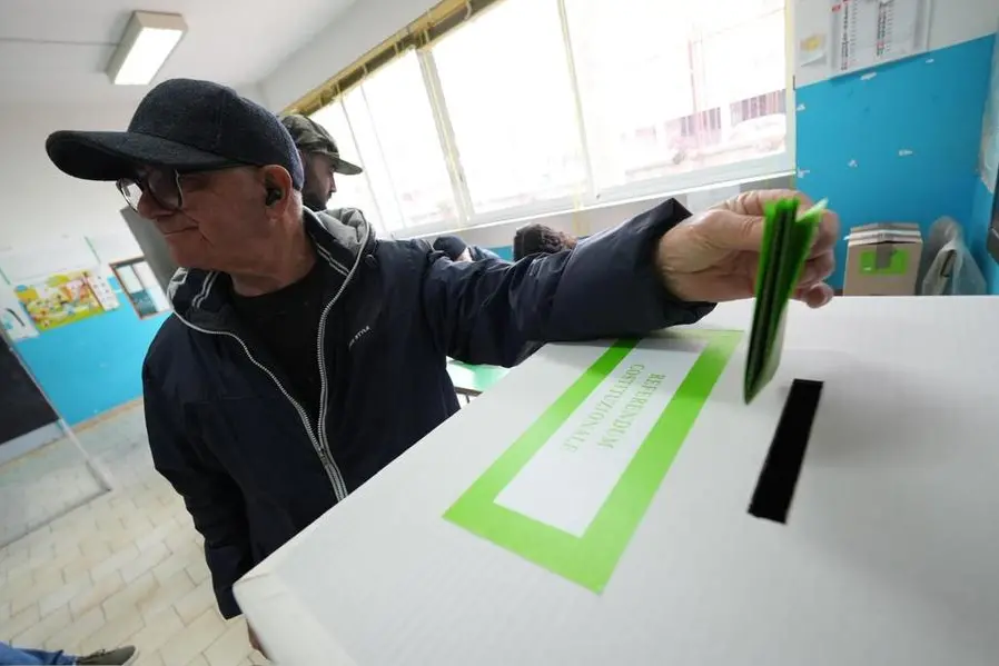 Un elettore vota al referendum in un seggio di Napoli , ANSA