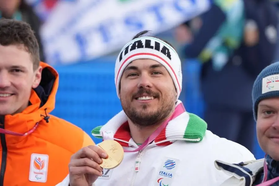 Rene' De Silvestro festeggia la medaglia d'oro nel gigante categoria sitting alle Paralimpiadi di Milano Cortina 2026, Cortina, 13 marzo 2026. La squadra azzurra supera il record di medaglie paralimpiche con 14 podi complessivi. ANSA/SCACCINI/GMT/US CIP +++ NPK +++ NO SALES, EDITORIAL USE ONLY +++