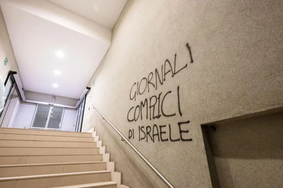 Una veduta interna della redazione di Torino del quotidiano La Stampa dove un centinaio di manifestanti ha fatto irruzione in un giorno in cui la sede era vuota, dal momento che i giornalisti avevano aderito alla giornata di sciopero, indetta dal sindacato di categoria per il rinnovo del contratto, Torino, 28 novembre 2025. ANSA/ MAURIZIO BOSIO +++CREDIT OBBLIGATORIO+++ NPK++