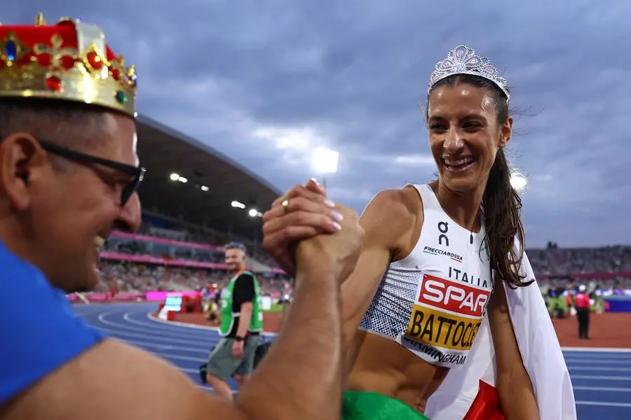 Nadia Battocletti \"incorona\" il pap\\u00E0 allenatore dopo la vittoria dei 10mila metri , REUTERS