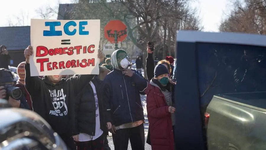 «L’ICE ci minaccia ogni giorno: la mia città, Minneapolis, vive nella paura ma non stiamo zitti e non ci arrendiamo»