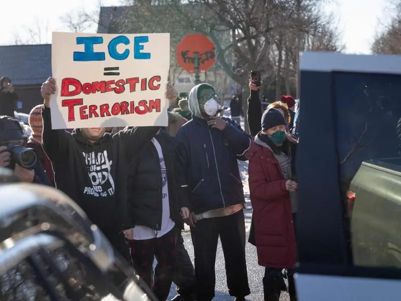 «L’ICE ci minaccia ogni giorno: la mia città, Minneapolis, vive nella paura ma non stiamo zitti e non ci arrendiamo»