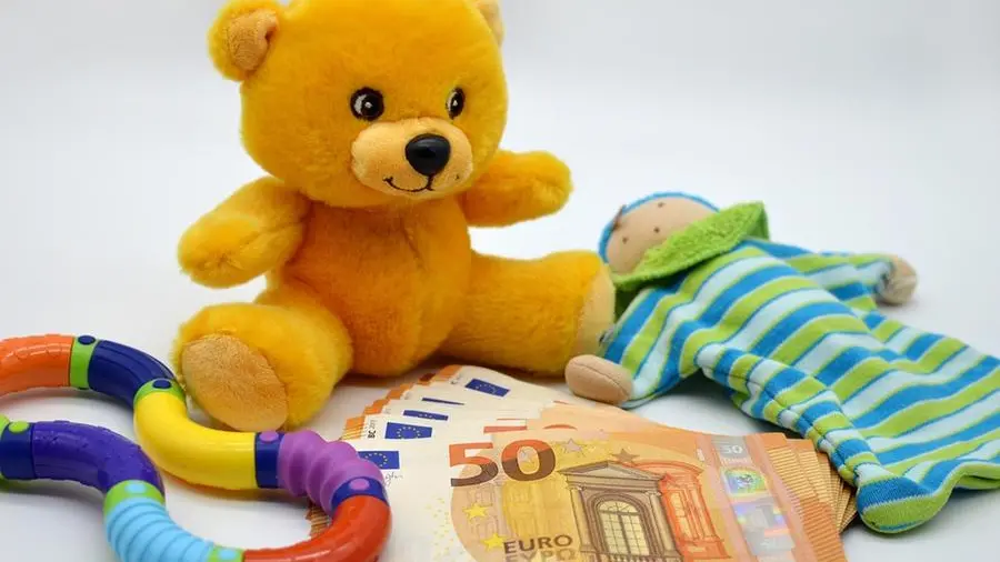 «Vuole vendere il bracciale d’oro della Comunione per comprarsi il cellulare»