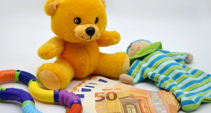 «Vuole vendere il bracciale d’oro della Comunione per comprarsi il cellulare»