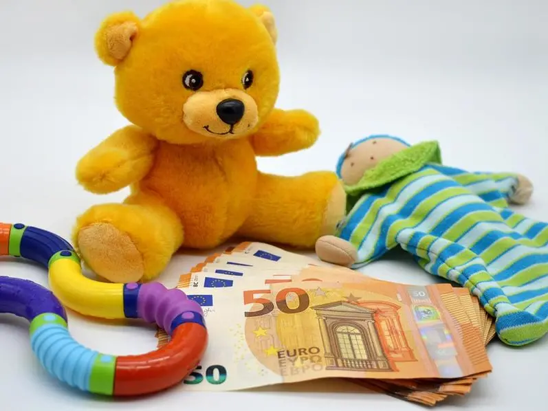 «Vuole vendere il bracciale d’oro della Comunione per comprarsi il cellulare»