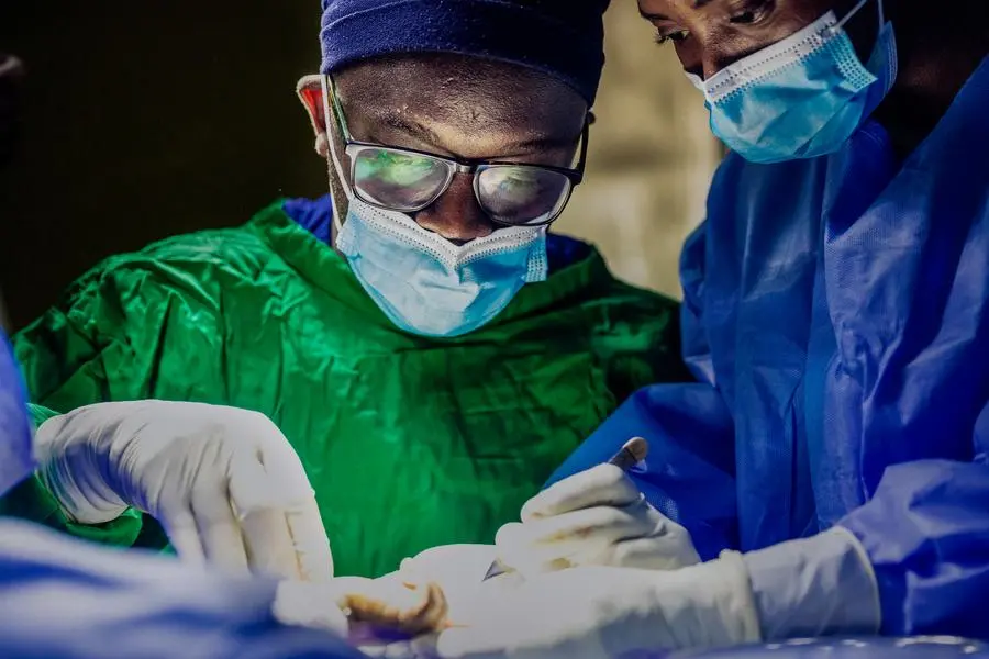 Il dottor Simba Fidel, chirurgo al Kibuye Referral Hospital di Kibuye, in Ruanda , Operation Smile/Jorgen Hildebrandt