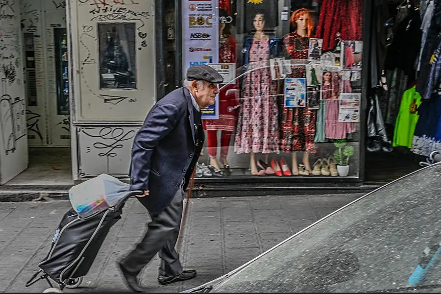 Un pensionato con il carrello della spesa , ANSA