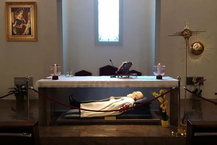 L'urna contenente le spoglie mortali di San Bartolo Longo situata nella cappella omologa del Santuario della Beata Vergine del Rosario di Pompei