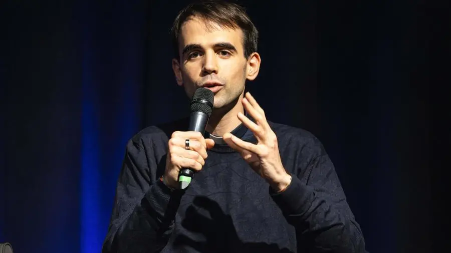 Don Mattia Ferrari e la missione nel Mediterraneo: «Nei migranti incontro il volto di Dio»