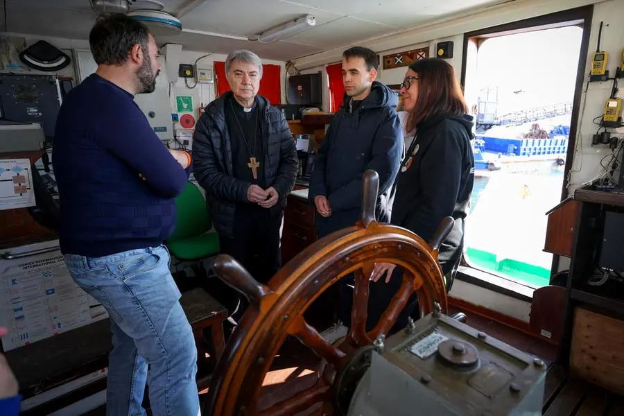 L'arcivescovo di Napoli, cardinale Mimmo Battaglia in visita alla Mare Jonio ancorata a Napoli, Con lui don Mattia Ferrari, cappellano di Mediterranea.