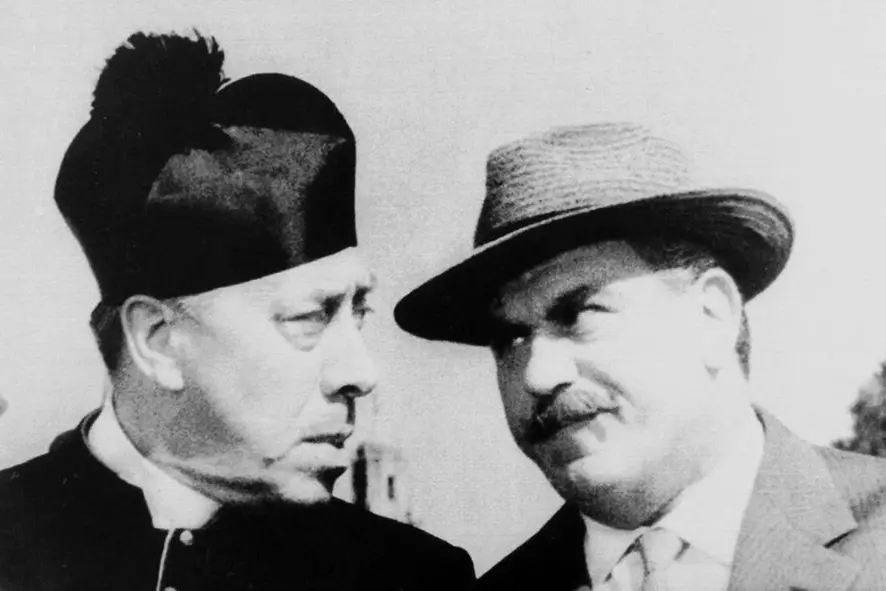 Fernandel e Gino Cervi nei panni di Don Camillo e Peppone in una foto d'archivio. Il sanguigno parroco emiliano nei cinque film della serie e' in perenne lotta con il bonario ma al contempo collerico sindaco comunista Peppone. ANSA