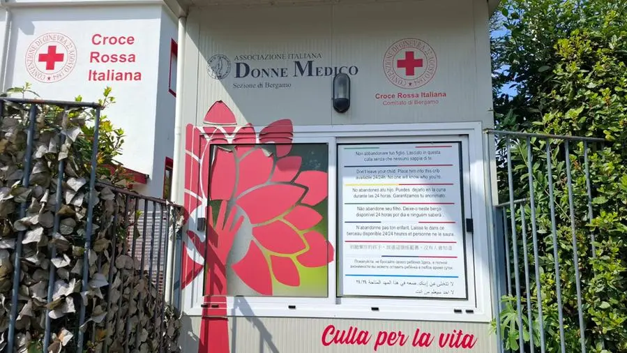 Neonato lasciato nella “culla per la vita”. L’ultimo atto d’amore di una mamma di Bergamo