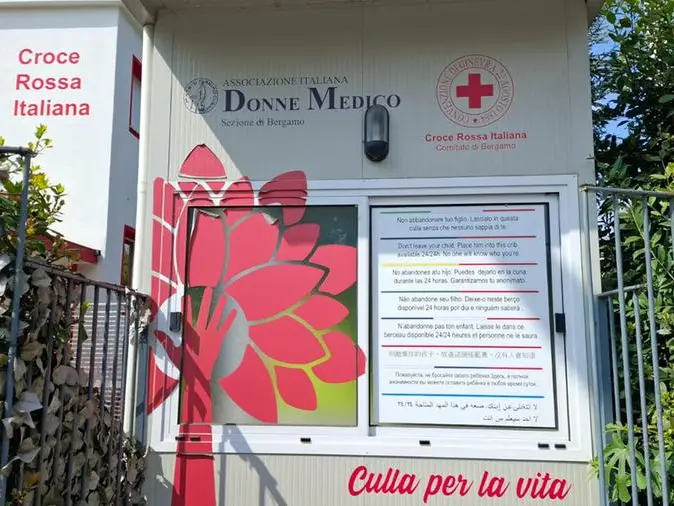 Neonato lasciato nella “culla per la vita”. L’ultimo atto d’amore di una mamma di Bergamo