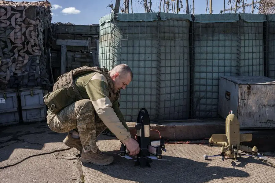 Un militare ucraino prepara al lancio un drone intercettore FPV P1-Sun nei pressi della linea del fronte, nella regione di Donetsk , REUTERS