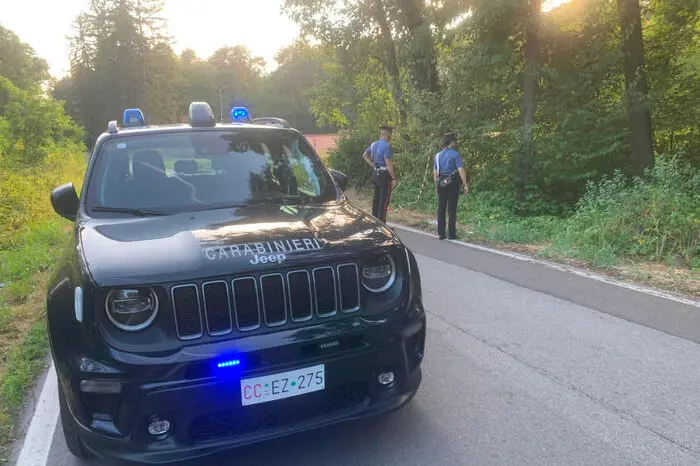I Carabinieri sul luogo dove ieri intorno alle 23 un uomo di 36 anni, scambiato per un rivale in amore, sarebbe stato travolto e ucciso con l'auto da un 43 enne dopo essersi fermato per dare indicazioni stradali alla ex dell'arrestato, Somma Lombardo, Varese, 2 agosto 2026 ANSA/ENZO LAIACONA