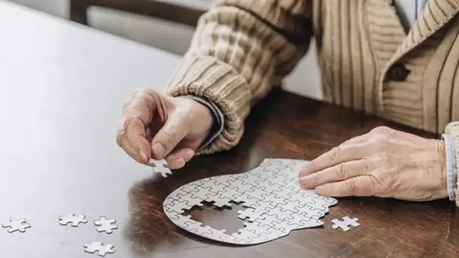 Alzheimer: il rischio della solitudine per malati e caregiver