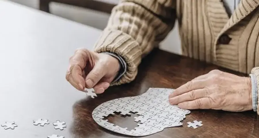 Alzheimer: il rischio della solitudine per malati e caregiver