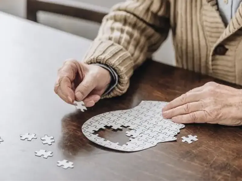 Alzheimer: il rischio della solitudine per malati e caregiver