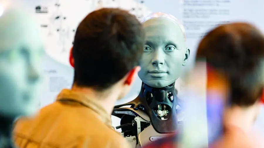 Rischi e benefici dell’IA: «Erich Fromm lo temeva: siamo diventati robot?»