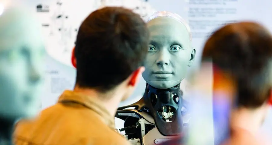 Rischi e benefici dell’IA: «Erich Fromm lo temeva: siamo diventati robot?»