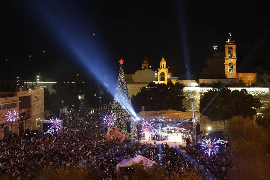 La cerimonia di accensione dell\\'albero di Natale in Piazza della Mangiatoia, accanto alla Basilica della Nativit\\u00E0 sullo sfondo, a Betlemme, il 6 dicembre scorso , EPA
