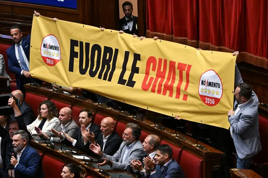 I deputati del Movimento 5 Stelle con degli striscioni di protesta durante la discussione sulla convocazione della Giunta per le Autorizzazioni sul caso Delmastro, Roma, 3 agosto 2026. ANSA/RICCARDO ANTIMIANI