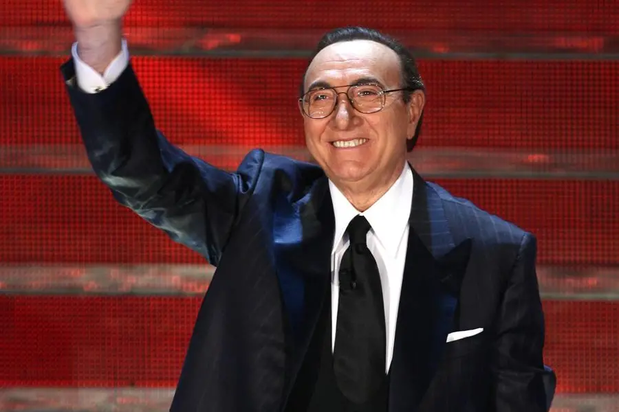 Pippo Baudo sul palco del teatro Ariston presenta l'edizione del 2008 del Festival. Baudo, con 13 presenze, è il campione dei pluripresentatori di Sanremo. L CLAUDIO ONORATI/ANSA