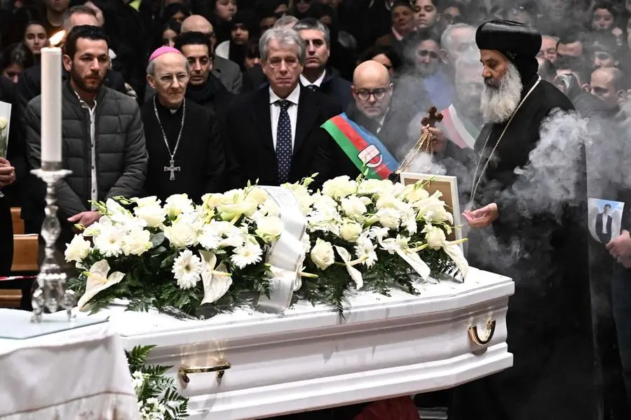 Un momento del rito Cristiano copto per Youssef Abanoub, ucciso dal suo compagno Zouhair Atif, nella classe dell'istituto superiore Einaudi Chiodo. Le esequie sono celebrate in italiano e egiziano nel rito cristiano copto, nella Cattedrale di Cristo Re. La Spezia, 22 gennaio 2026. ANSA/LUCA ZENNARO