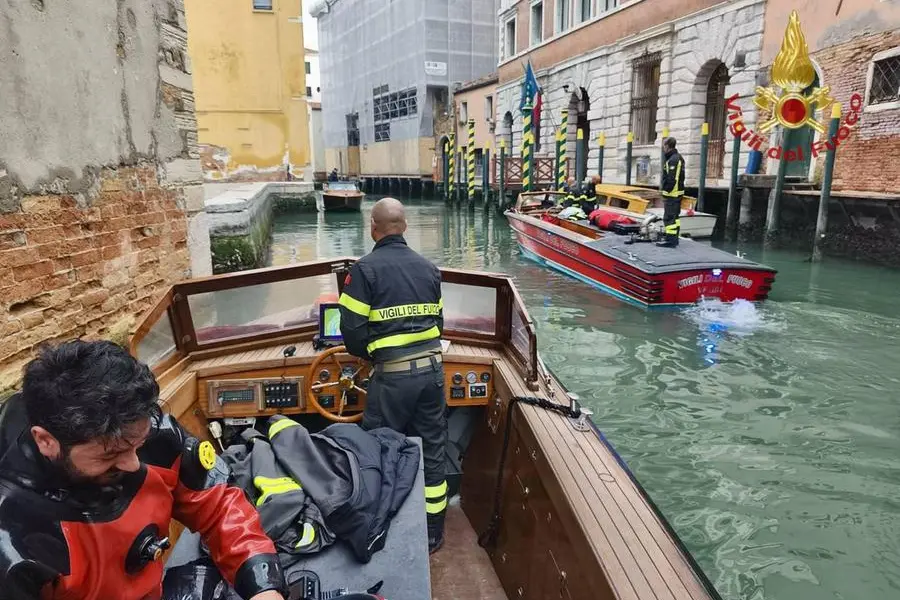 L\\u00ECIntervento dei vigili del fuoco al sestiere di San Polo di Venezia, dove la scorsa notte \\u00E8 annegato l\\'uomo , ANSA