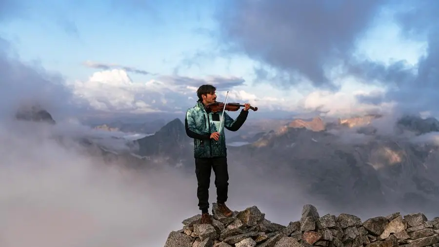 Andrea Casta, il violinista che porta l’avanguardia musicale in chiesa