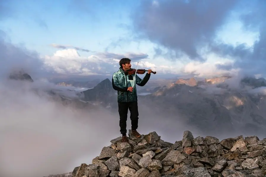 Andrea Casta, 45 anni, suona il violino sull\\u2019Adamello, montagna delle Alpi Retiche meridionali, in Lombardia. MAURO_MARIOTTI