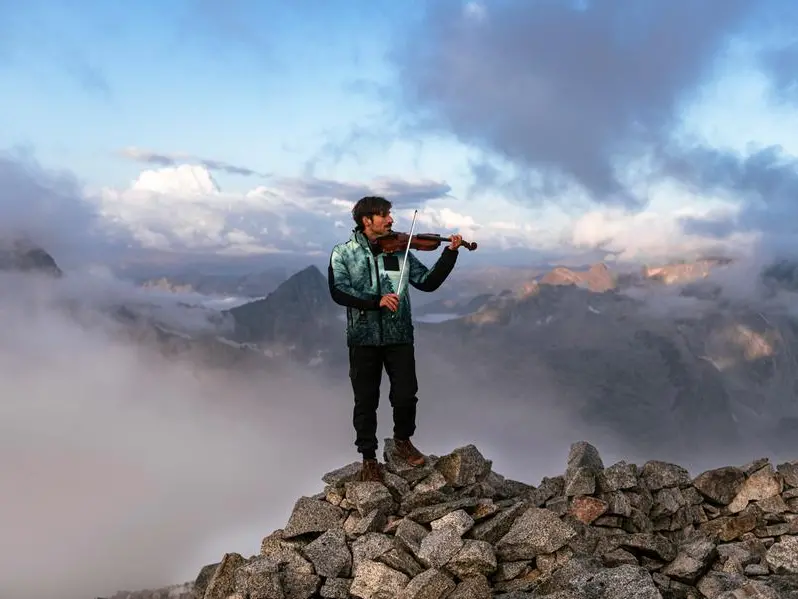 Andrea Casta, il violinista che porta l’avanguardia musicale in chiesa